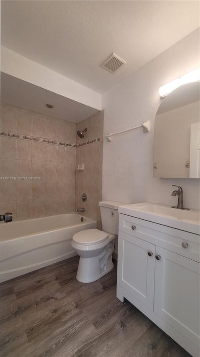 Active With Contract: $1,900 (1 beds, 1 baths, 548 Square Feet)