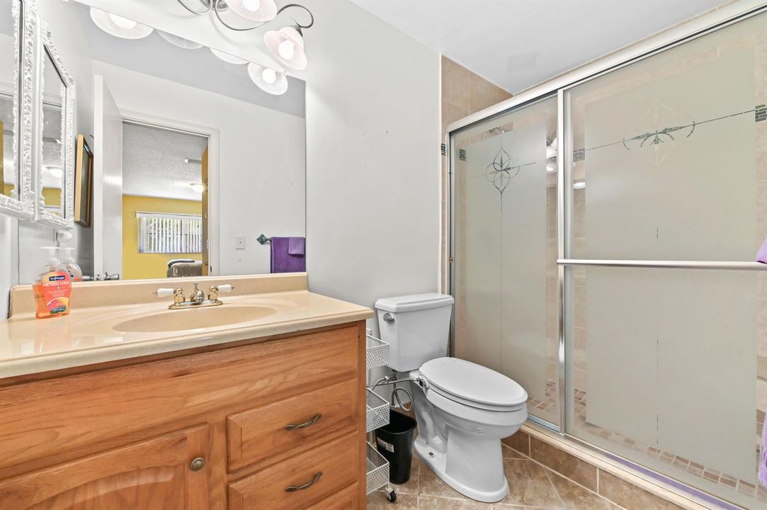 18 Bathroom 01