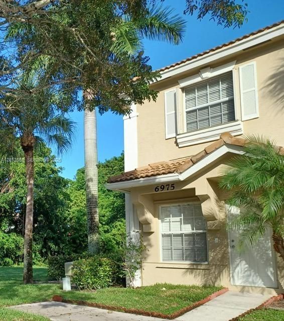 Active With Contract: $2,300 (2 beds, 2 baths, 1008 Square Feet)