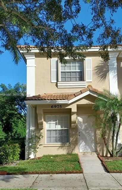 Active With Contract: $2,300 (2 beds, 2 baths, 1008 Square Feet)