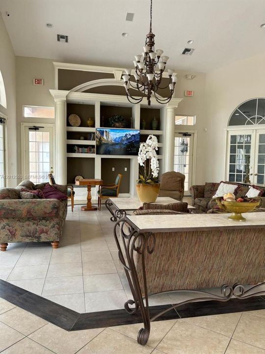 Active With Contract: $2,300 (2 beds, 2 baths, 1008 Square Feet)