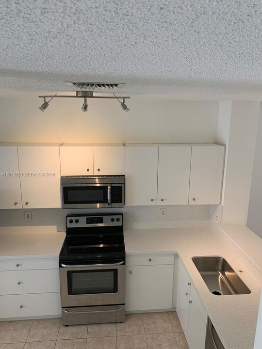 Active With Contract: $2,300 (2 beds, 2 baths, 1008 Square Feet)