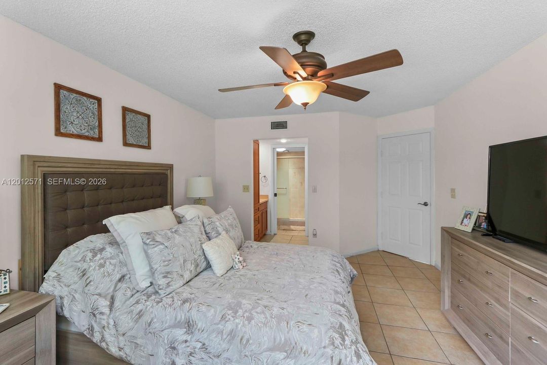En Venta: $199,900 (2 camas, 2 baños, 930 Pies cuadrados)