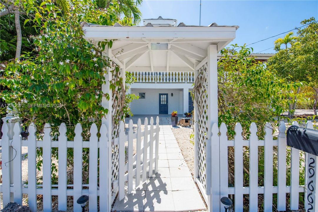 For Sale: $1,199,000 (2 beds, 2 baths, 1024 Square Feet)