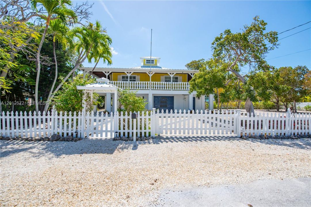For Sale: $1,199,000 (2 beds, 2 baths, 1024 Square Feet)