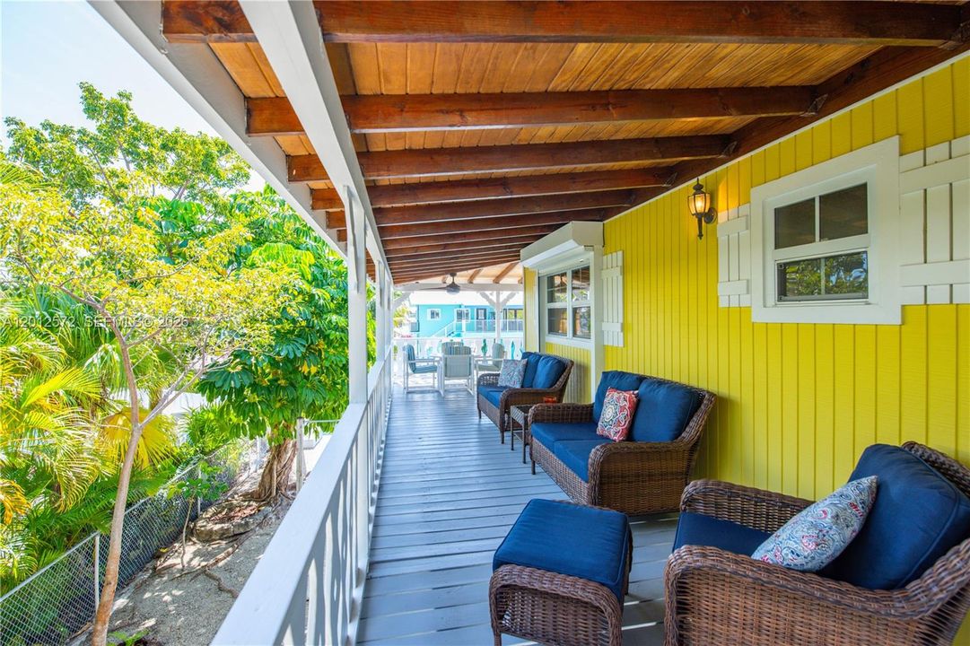 For Sale: $1,199,000 (2 beds, 2 baths, 1024 Square Feet)