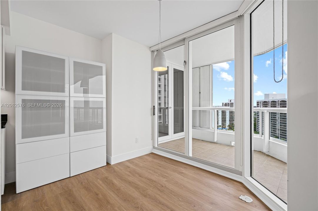 Под контрактом: $6,900 (3 спален, 2 ванн, 1865 Квадратных фут)