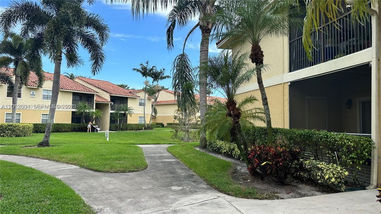 Active With Contract: $1,550 (1 beds, 1 baths, 813 Square Feet)
