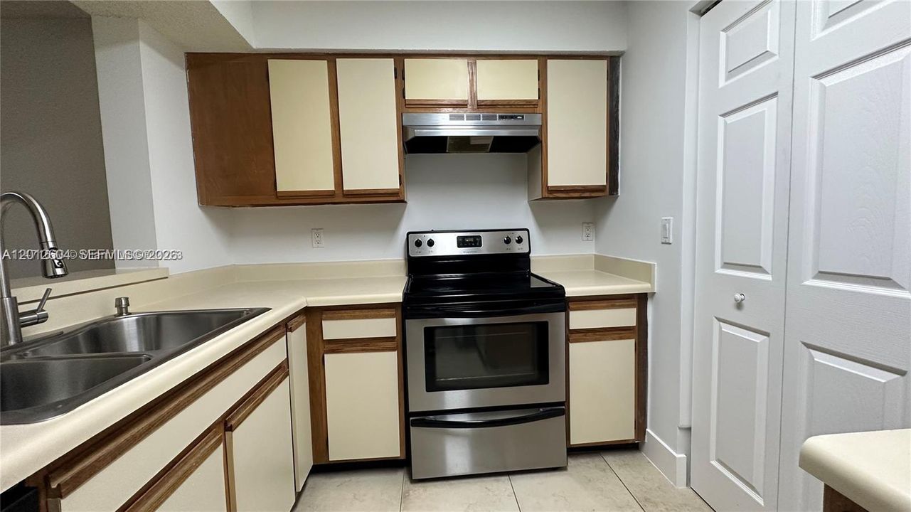 Active With Contract: $1,550 (1 beds, 1 baths, 813 Square Feet)