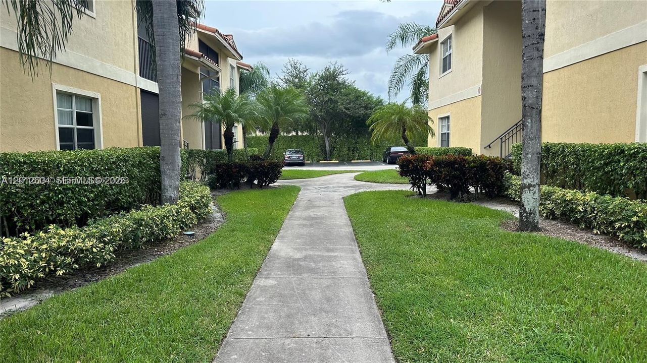 Active With Contract: $1,550 (1 beds, 1 baths, 813 Square Feet)