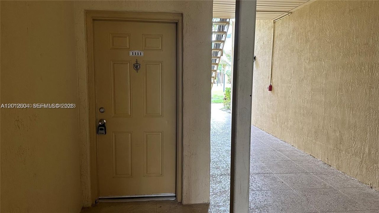 Active With Contract: $1,550 (1 beds, 1 baths, 813 Square Feet)