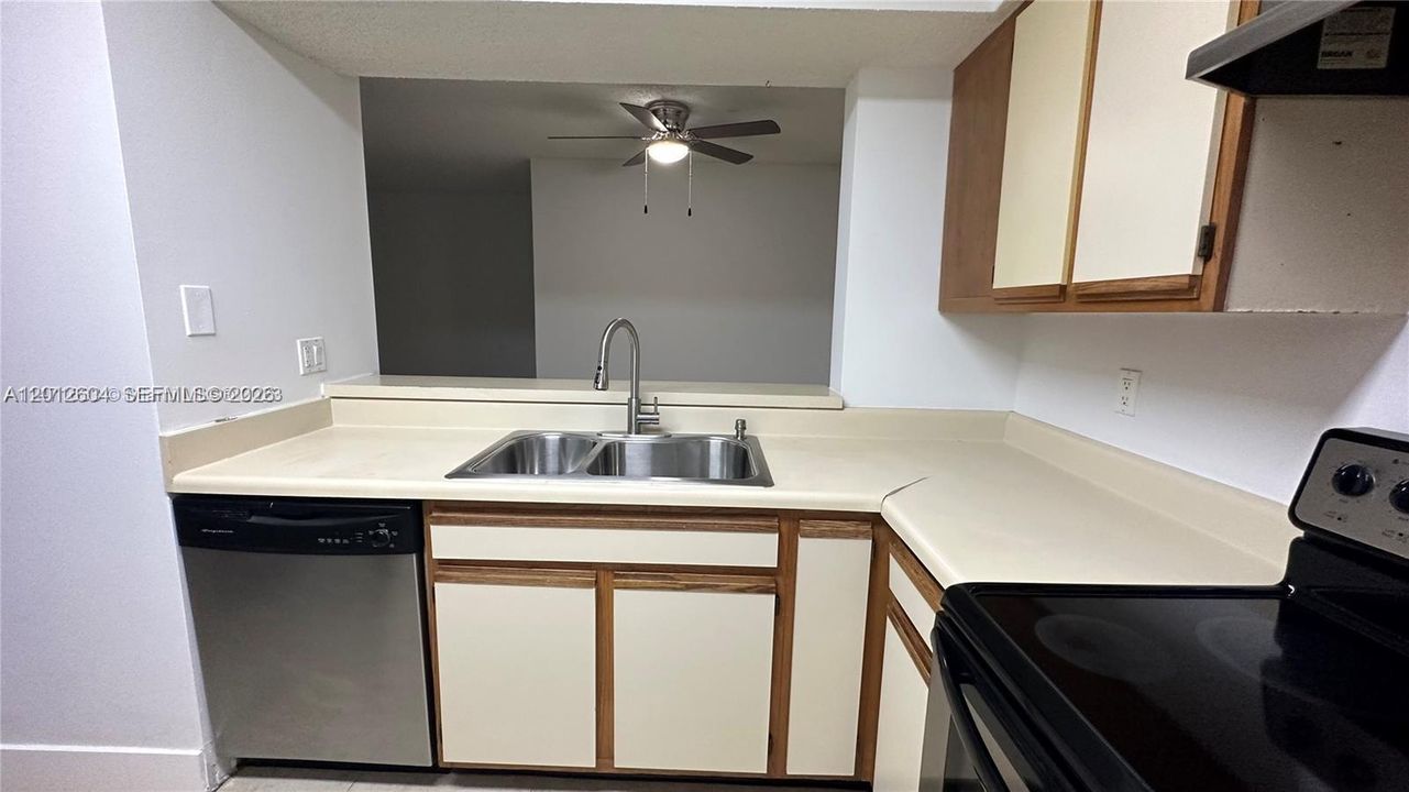 Active With Contract: $1,550 (1 beds, 1 baths, 813 Square Feet)