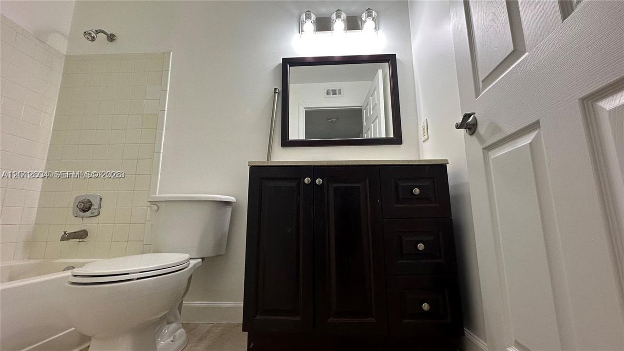 Active With Contract: $1,550 (1 beds, 1 baths, 813 Square Feet)