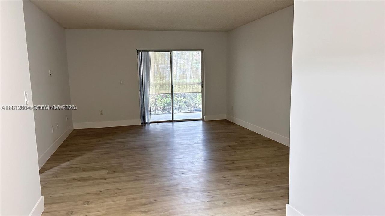 Active With Contract: $1,550 (1 beds, 1 baths, 813 Square Feet)