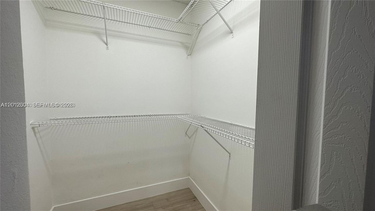 Active With Contract: $1,550 (1 beds, 1 baths, 813 Square Feet)