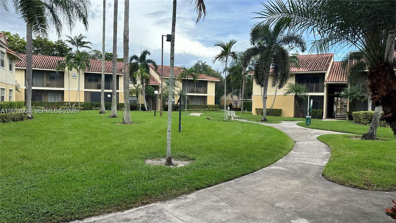 Active With Contract: $1,550 (1 beds, 1 baths, 813 Square Feet)
