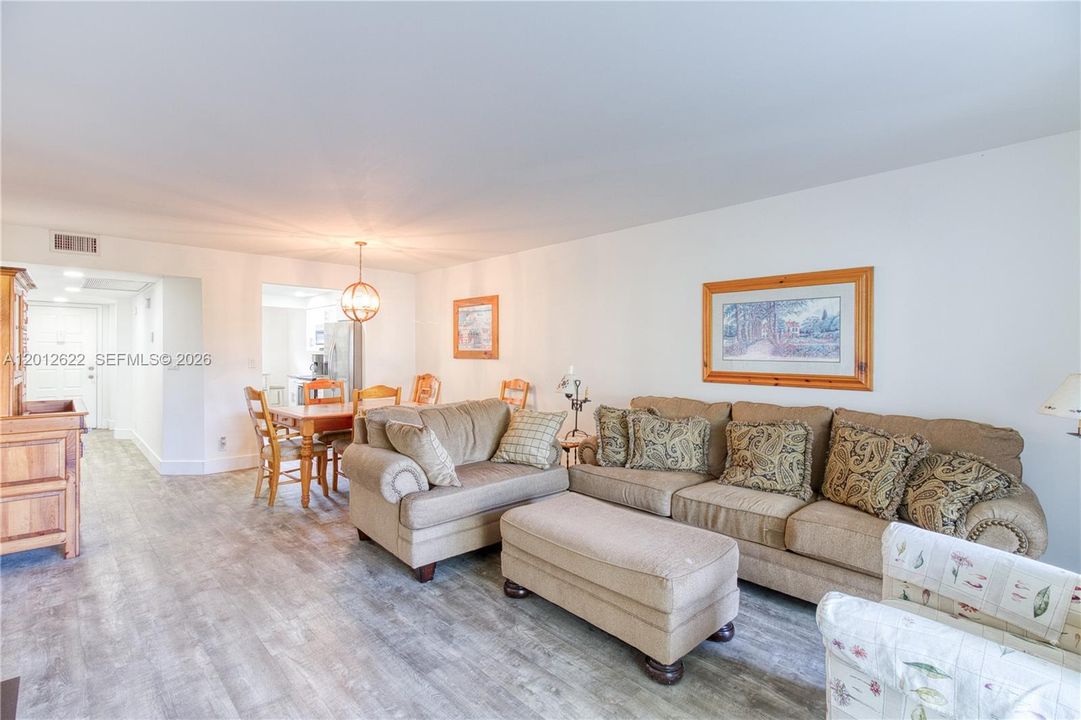 For Sale: $250,000 (2 beds, 2 baths, 1157 Square Feet)