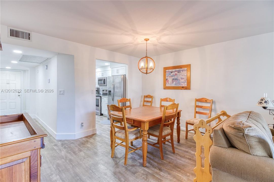 For Sale: $250,000 (2 beds, 2 baths, 1157 Square Feet)