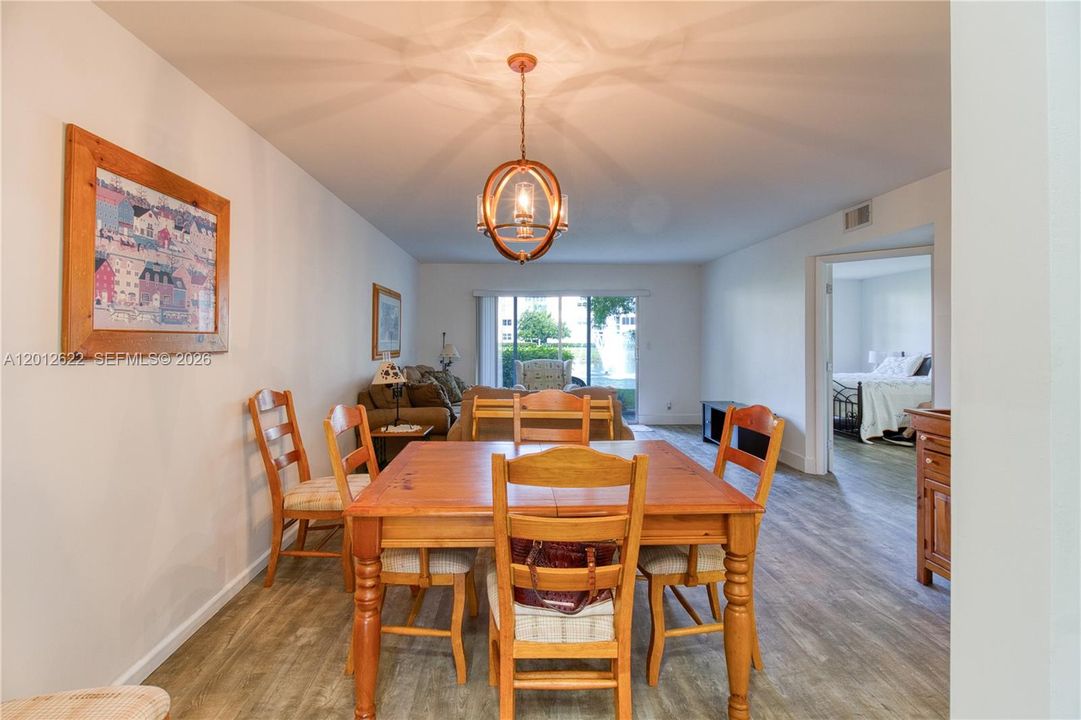 For Sale: $250,000 (2 beds, 2 baths, 1157 Square Feet)
