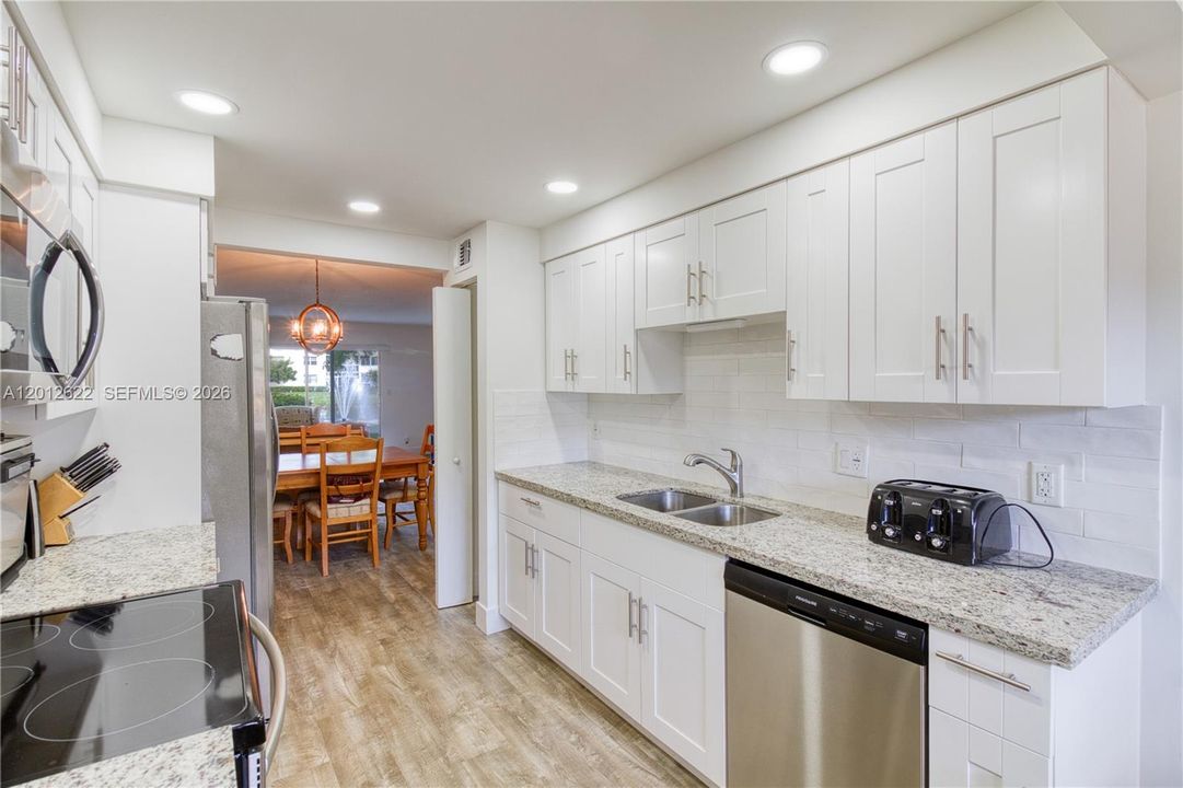 For Sale: $250,000 (2 beds, 2 baths, 1157 Square Feet)