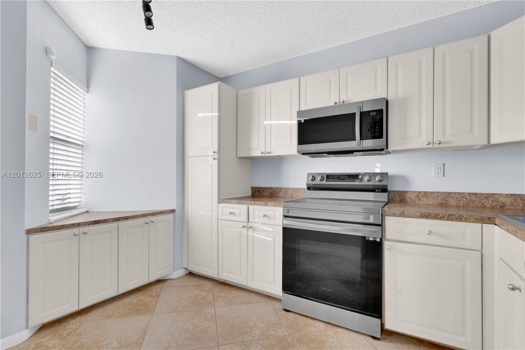 Active With Contract: $2,100 (2 beds, 2 baths, 1140 Square Feet)