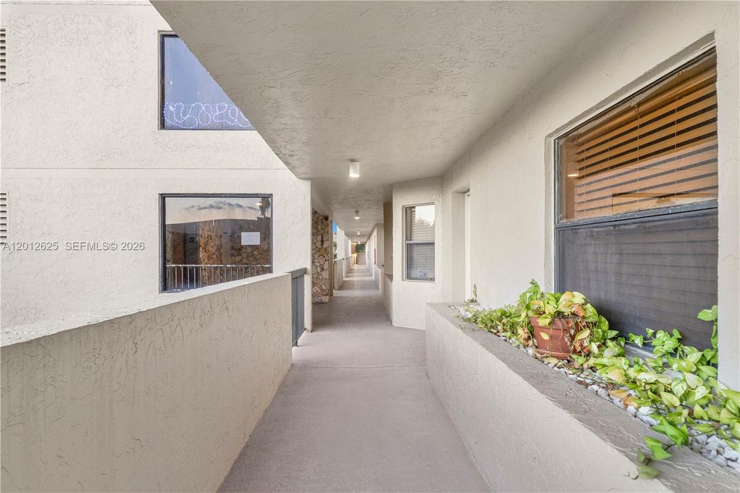 Active With Contract: $2,100 (2 beds, 2 baths, 1140 Square Feet)