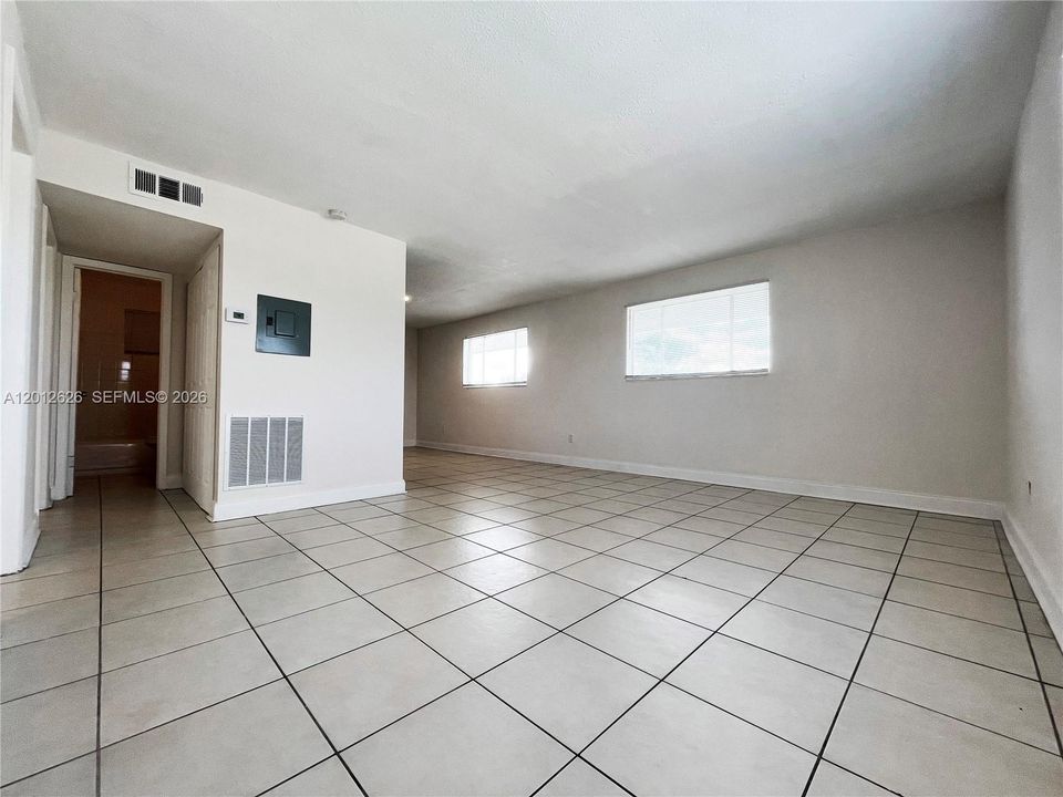 For Rent: $1,600 (2 beds, 1 baths, 740 Square Feet)