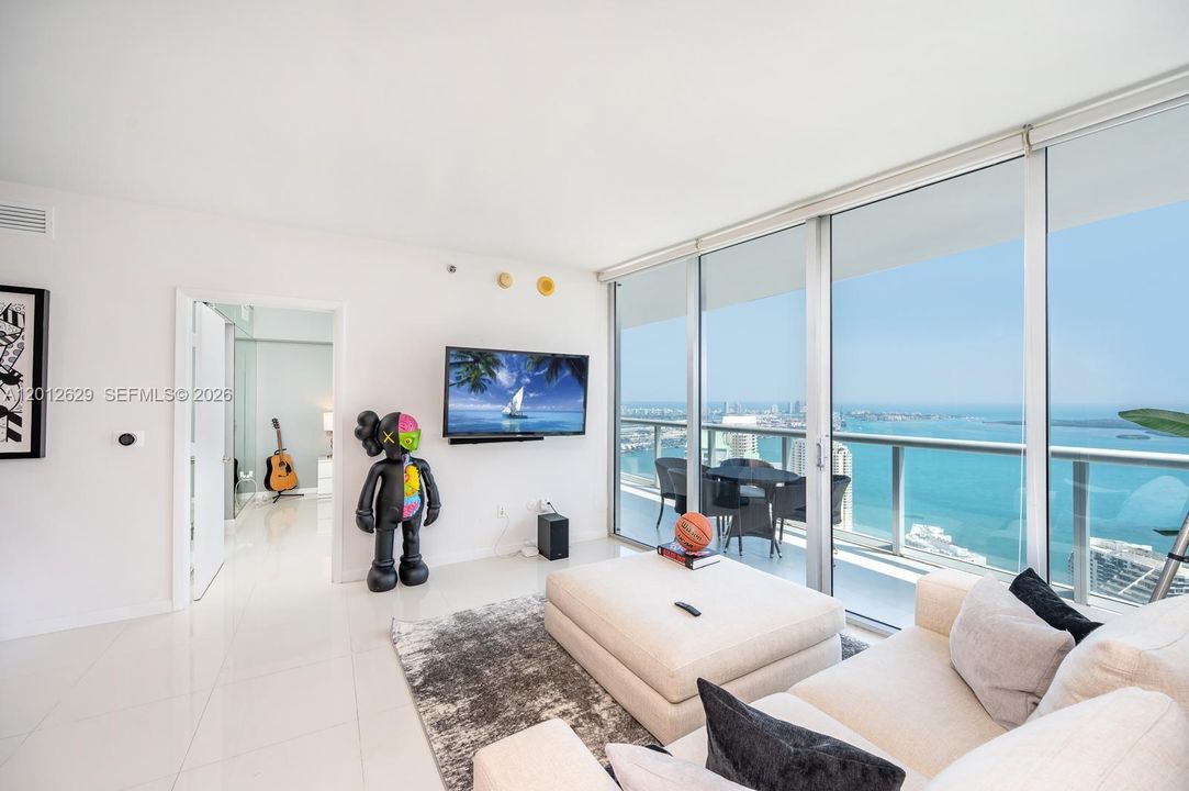 For Sale: $1,270,000 (2 beds, 2 baths, 1313 Square Feet)