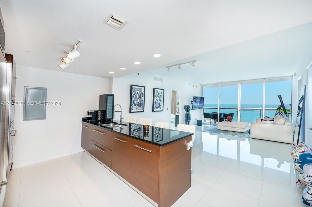 For Sale: $1,270,000 (2 beds, 2 baths, 1313 Square Feet)