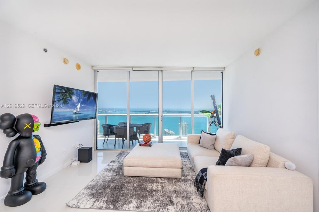 For Sale: $1,270,000 (2 beds, 2 baths, 1313 Square Feet)