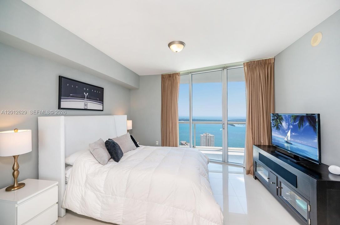For Sale: $1,270,000 (2 beds, 2 baths, 1313 Square Feet)