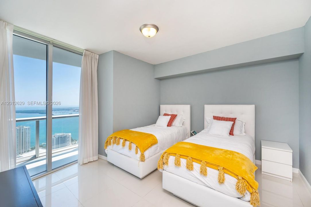 For Sale: $1,270,000 (2 beds, 2 baths, 1313 Square Feet)