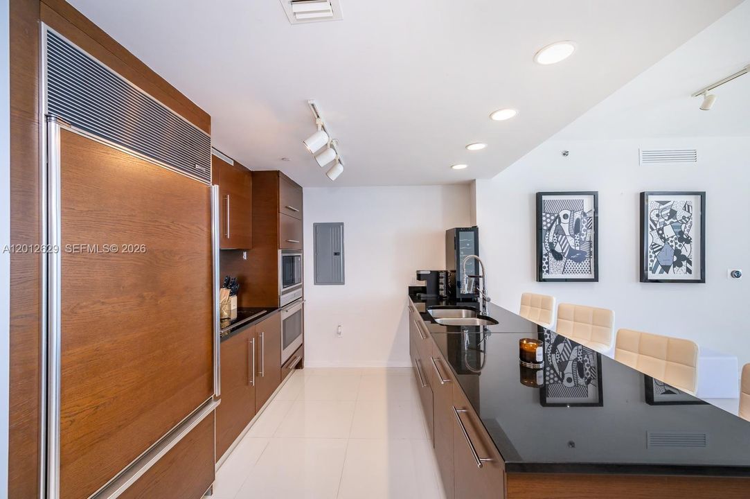 For Sale: $1,270,000 (2 beds, 2 baths, 1313 Square Feet)