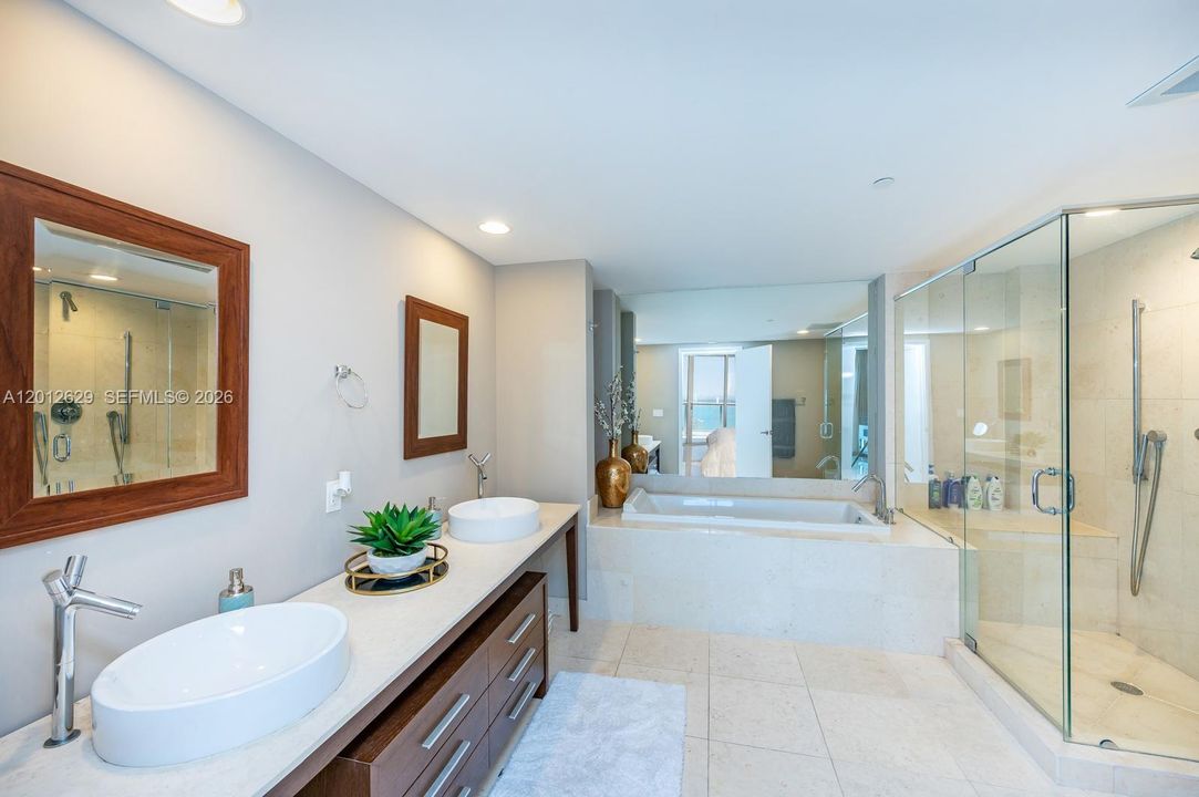For Sale: $1,270,000 (2 beds, 2 baths, 1313 Square Feet)