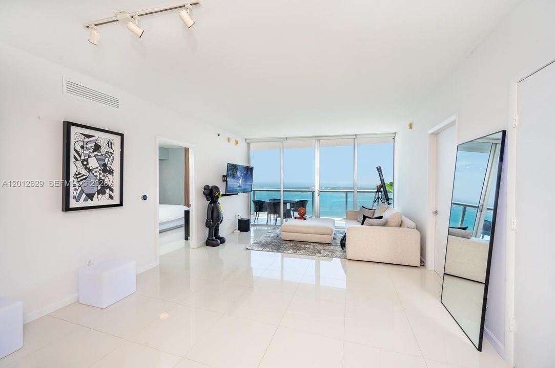 For Sale: $1,270,000 (2 beds, 2 baths, 1313 Square Feet)