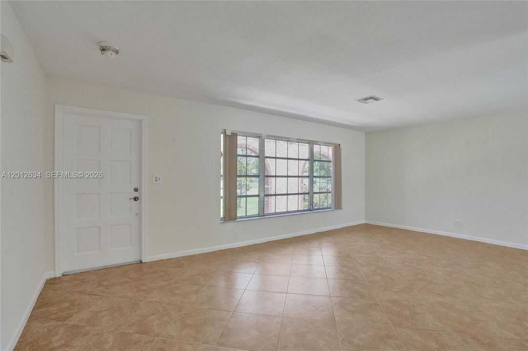 En Venta: $598,800 (4 camas, 2 baños, 1740 Pies cuadrados)