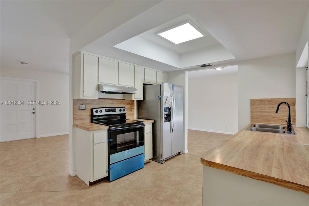 En Venta: $598,800 (4 camas, 2 baños, 1740 Pies cuadrados)
