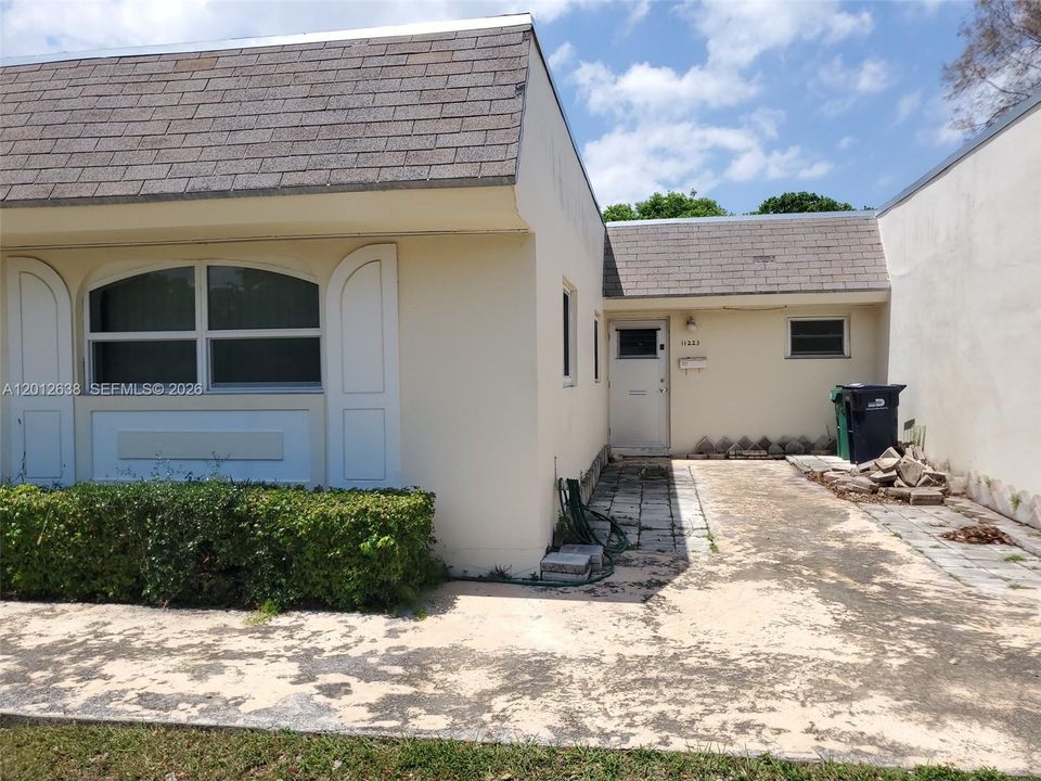 For Sale: $200,000 (1 beds, 1 baths, 960 Square Feet)