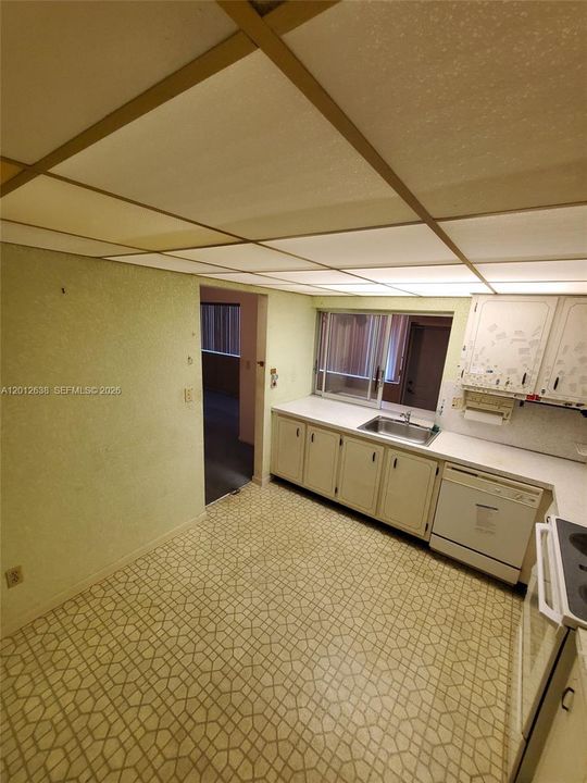 For Sale: $200,000 (1 beds, 1 baths, 960 Square Feet)