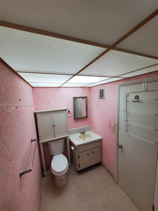 For Sale: $200,000 (1 beds, 1 baths, 960 Square Feet)