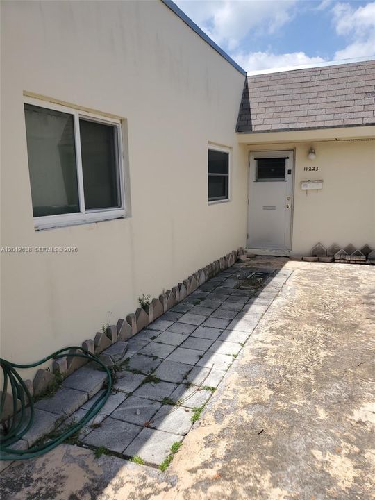 For Sale: $200,000 (1 beds, 1 baths, 960 Square Feet)