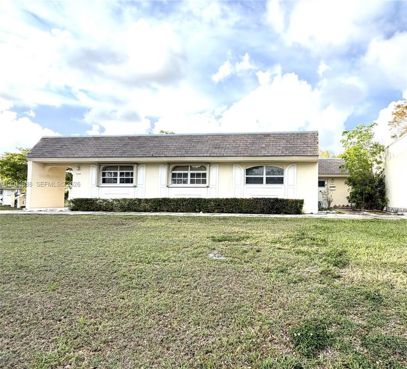 For Sale: $200,000 (1 beds, 1 baths, 960 Square Feet)