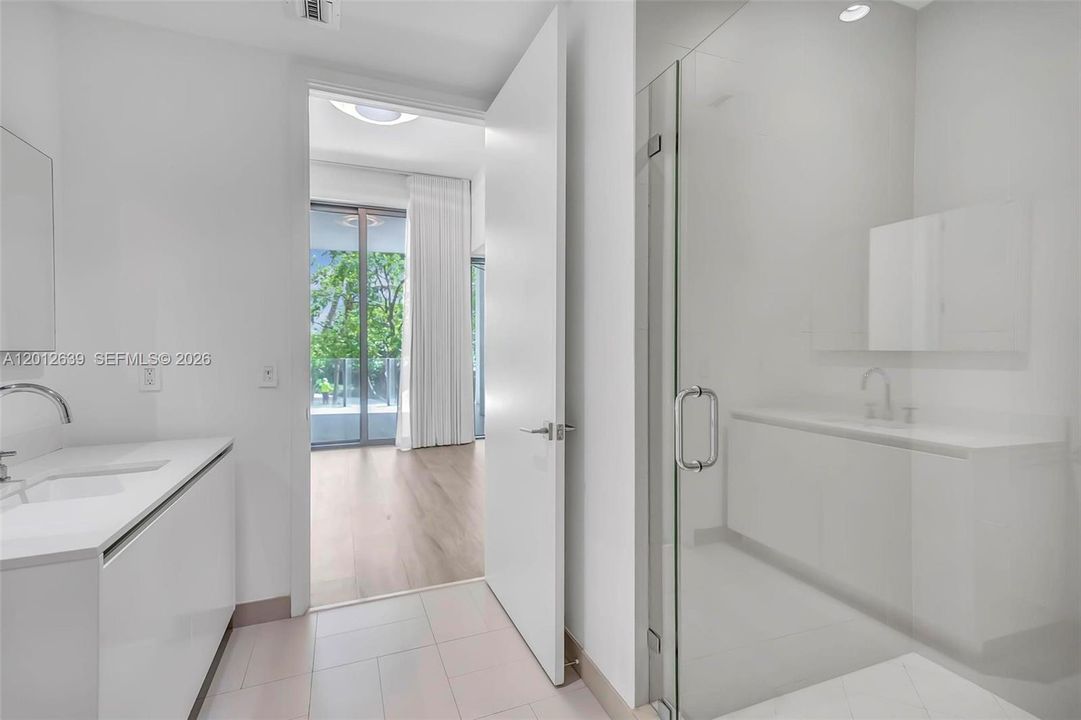 В аренду: $14,000 (2 спален, 2 ванн, 1046 Квадратных фут)