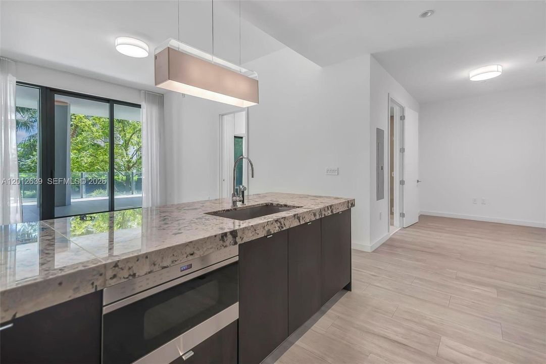 В аренду: $14,000 (2 спален, 2 ванн, 1046 Квадратных фут)