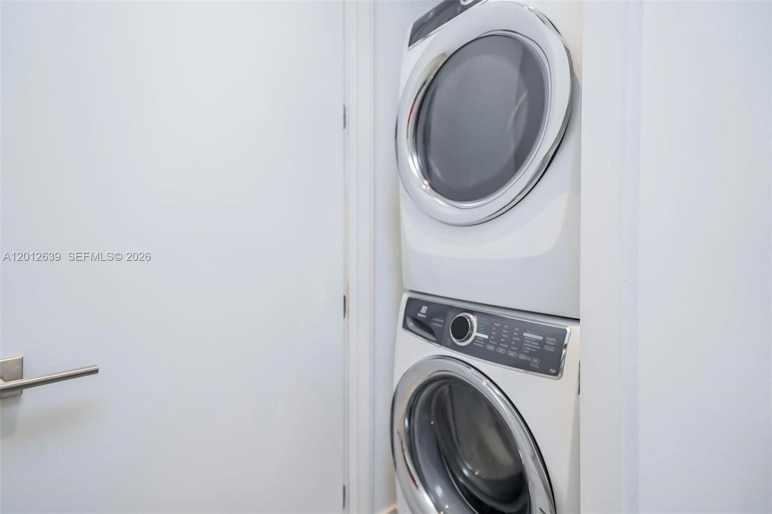 В аренду: $14,000 (2 спален, 2 ванн, 1046 Квадратных фут)