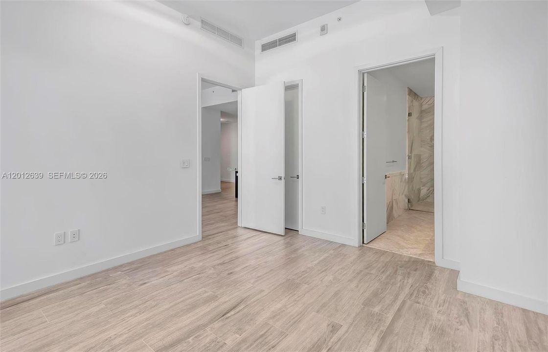 В аренду: $14,000 (2 спален, 2 ванн, 1046 Квадратных фут)
