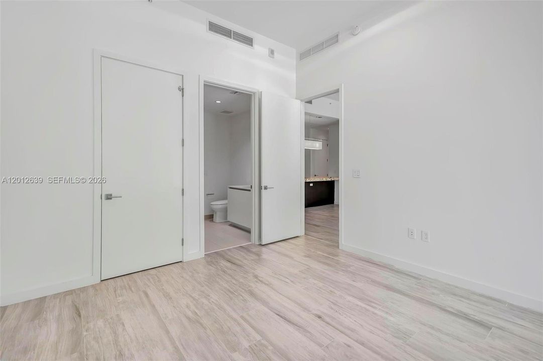 В аренду: $14,000 (2 спален, 2 ванн, 1046 Квадратных фут)
