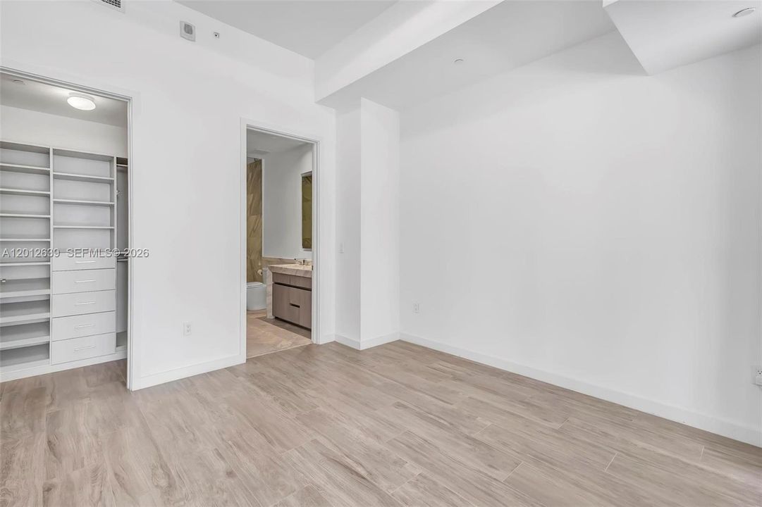 В аренду: $14,000 (2 спален, 2 ванн, 1046 Квадратных фут)