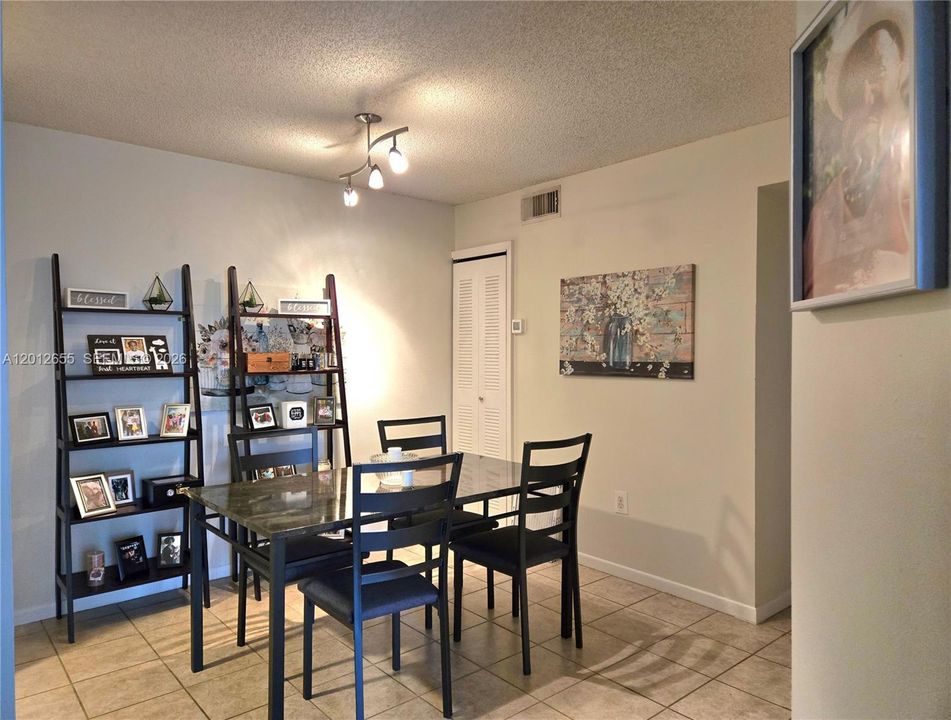 В аренду: $1,875 (2 спален, 1 ванн, 905 Квадратных фут)