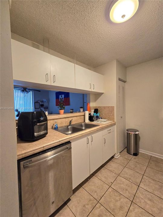 В аренду: $1,875 (2 спален, 1 ванн, 905 Квадратных фут)